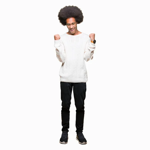 Gülümseyen Başarı Için Çığlık Genç Afro Amerikan Adam Afro Saçlı — Stok fotoğraf