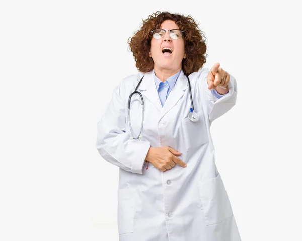 Środkowy Ager Starszy Lekarz Kobieta Białym Tle Tło Śmiech Wskazując — Zdjęcie stockowe