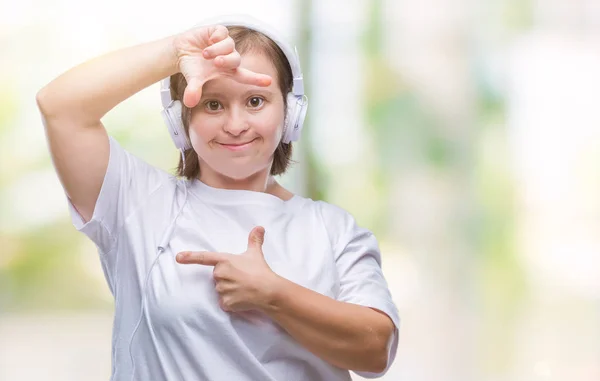 Junge Erwachsene Frau Mit Syndrom Trägt Kopfhörer Über Isoliertem Hintergrund — Stockfoto