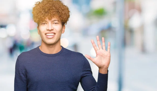 Mladý Pohledný Muž Afro Vlasy Ukazovat Ukázal Prsty Číslo Pět — Stock fotografie