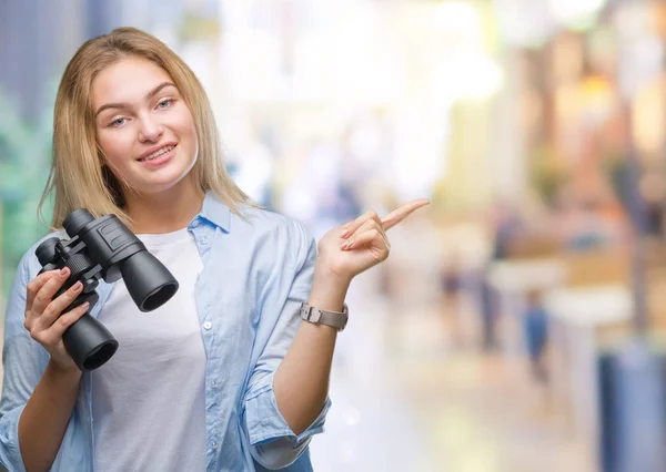 Jonge Kaukasische Vrouw Houdt Van Verrekijkers Geïsoleerde Achtergrond Erg Blij — Stockfoto