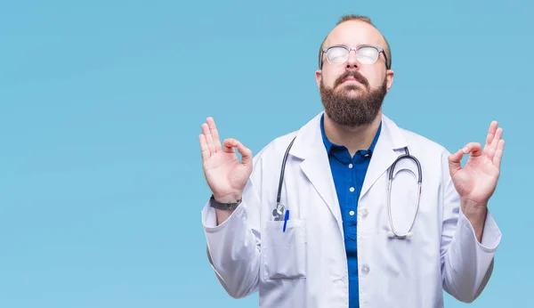 Jeune Médecin Caucasien Homme Vêtu Manteau Médical Blanc Sur Fond — Photo