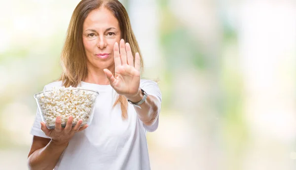 Medioevo Donna Ispanica Mangiare Popcorn Sfondo Isolato Con Mano Aperta — Foto Stock