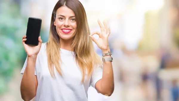 Mooie Jongedame Weergegeven Leeg Scherm Van Smartphone Geïsoleerde Achtergrond Doen — Stockfoto