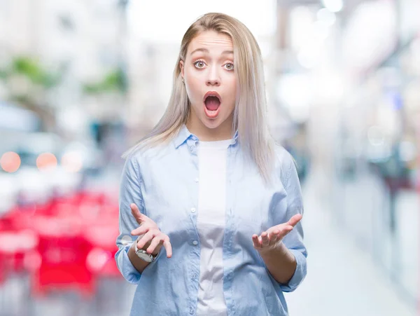 Giovane Donna Bionda Sfondo Isolato Spaventata Scioccata Con Espressione Sorpresa — Foto Stock