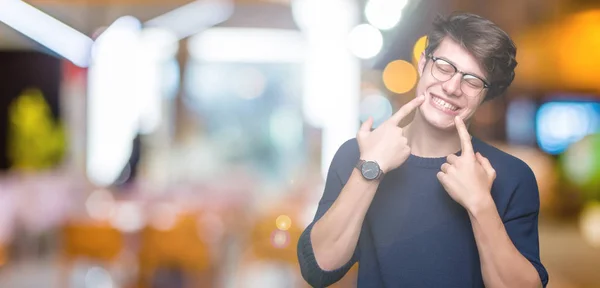 Giovane Bell Uomo Che Indossa Occhiali Sfondo Isolato Sorridendo Fiducioso — Foto Stock