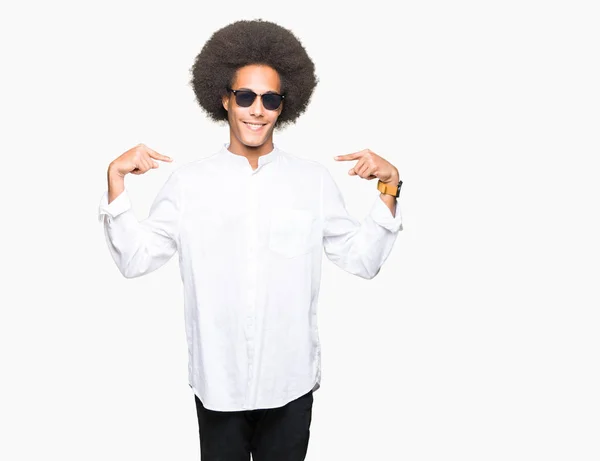 Joven Hombre Afroamericano Con Pelo Afro Usando Gafas Sol Que — Foto de Stock