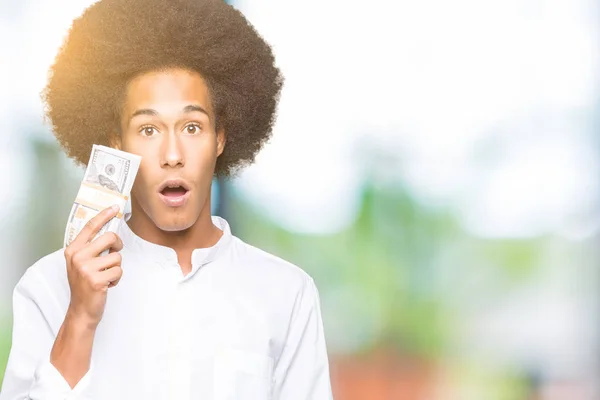Joven Hombre Afroamericano Con Pelo Afro Sosteniendo Manojo Dólares Asustado —  Fotos de Stock