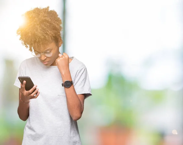 Mujer Afroamericana Joven Usando Teléfono Inteligente Sobre Fondo Aislado Molesto —  Fotos de Stock