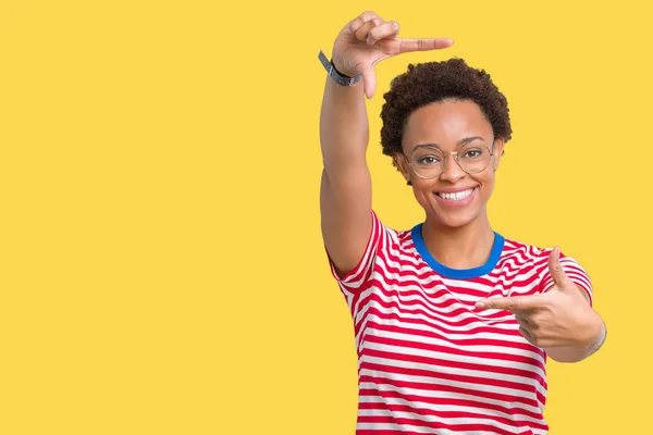 Hermosa Mujer Afroamericana Joven Con Gafas Sobre Fondo Aislado Sonriendo —  Fotos de Stock