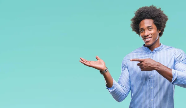 Afro Amerikansk Man Över Isolerad Bakgrund Förvånad Och Ler Mot — Stockfoto