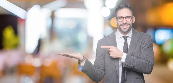 Joven Hombre Negocios Guapo Sobre Fondo Aislado Sorprendido Sonriendo Cámara — Foto de Stock