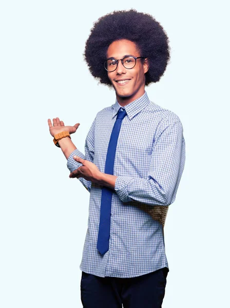 Joven Hombre Negocios Afroamericano Con Cabello Afro Usando Gafas Invitando —  Fotos de Stock