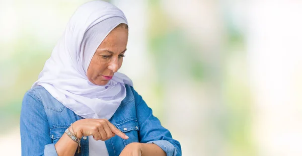 Middelbare Leeftijd Oost Arabische Vrouw Arabische Hijab Dragen Geïsoleerde Achtergrond — Stockfoto