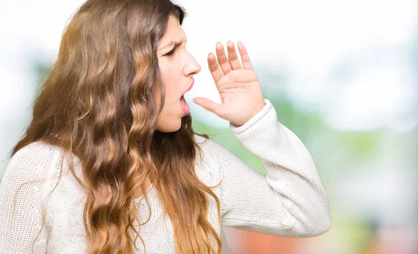 Ung Vacker Kvinna Klädd Vit Tröja Ropade Och Skrek Högt — Stockfoto