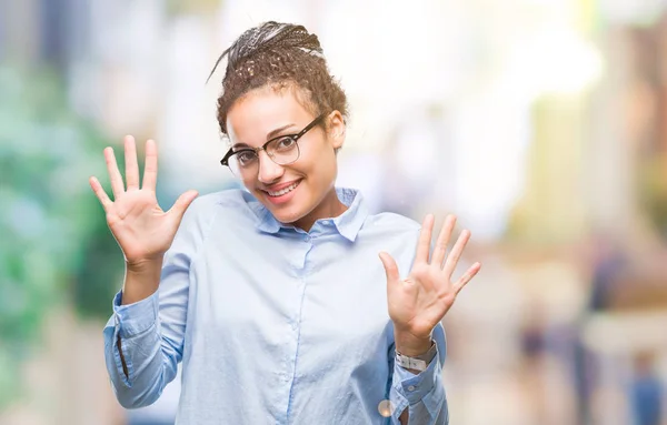 Joven Chica Negocios Afroamericana Trenzada Pelo Usando Gafas Sobre Fondo —  Fotos de Stock