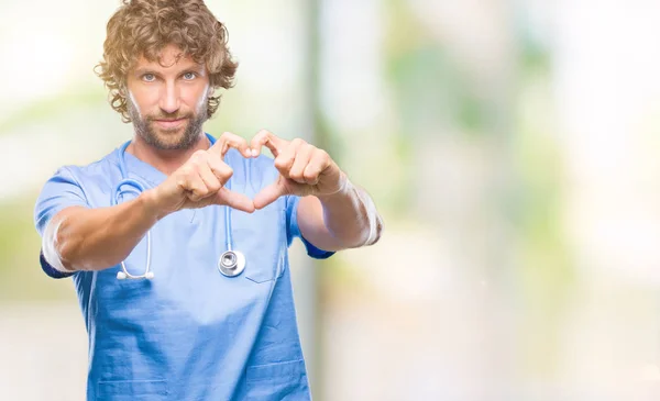 Hombre Médico Cirujano Hispano Guapo Sobre Fondo Aislado Sonriendo Amor — Foto de Stock