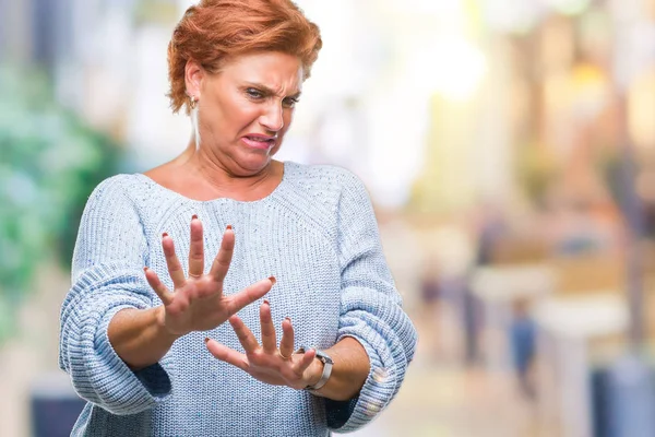 Atrctive Senior Kaukasischen Rothaarige Frau Trägt Winterpullover Über Isolierten Hintergrund — Stockfoto