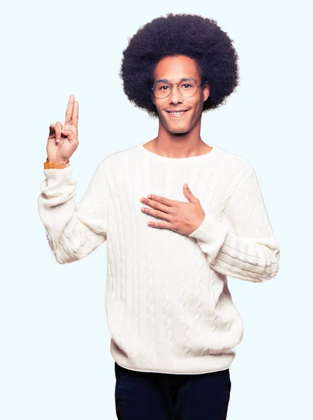 Młody Człowiek African American Afro Włosów Sobie Okulary Przeklinanie Ręką — Zdjęcie stockowe