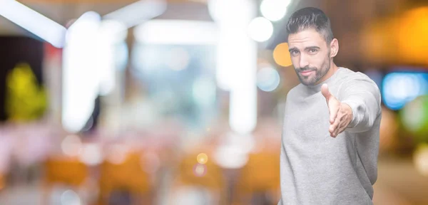 Joven Hombre Guapo Con Sudadera Sobre Fondo Aislado Sonriendo Amistoso — Foto de Stock