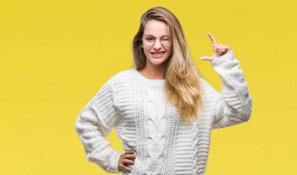 Jovem Mulher Loira Bonita Vestindo Camisola Inverno Óculos Sol Sobre — Fotografia de Stock