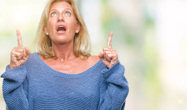 Medelålders Blond Kvinna Iförd Vinter Tröja Över Isolerade Bakgrund Förvånade — Stockfoto
