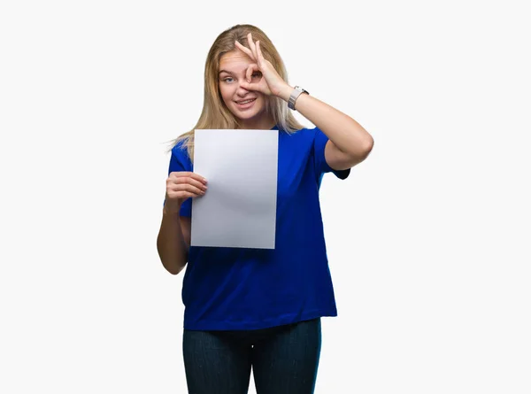 Mulher Branca Jovem Segurando Folha Papel Branco Sobre Fundo Isolado — Fotografia de Stock