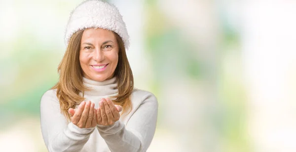 Mulher Meia Idade Bonita Vestindo Suéter Inverno Chapéu Sobre Fundo — Fotografia de Stock