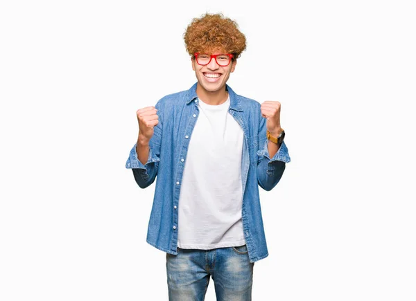 Ung Stilig Man Med Afro Hår Glasögon Firar Överraskad Och — Stockfoto