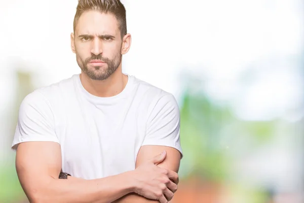 Hombre Joven Con Camiseta Blanca Casual Sobre Fondo Aislado Escéptico — Foto de Stock