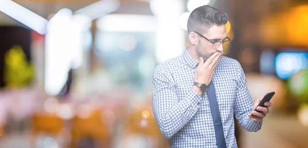 Joven Hombre Negocios Que Utiliza Teléfono Inteligente Sobre Boca Cubierta —  Fotos de Stock