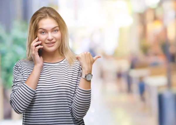 Junge Kaukasische Frau Zeigt Smartphone Bildschirm Über Isoliertem Hintergrund Und — Stockfoto