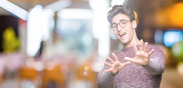 Homem Bonito Jovem Usando Óculos Sobre Fundo Isolado Com Medo — Fotografia de Stock