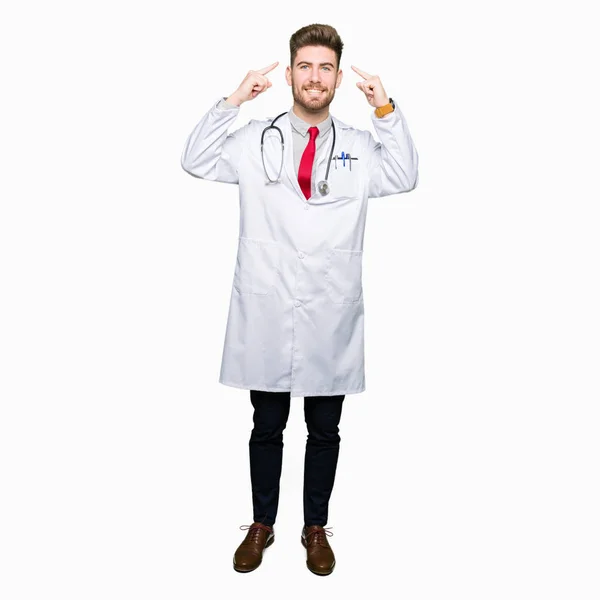 Jonge Knappe Dokter Man Met Medische Jas Lachend Wijst Naar — Stockfoto