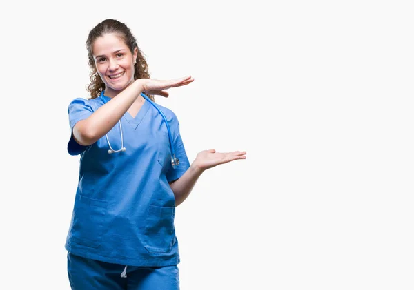 배경을 보여주는 몸짓을 간호사 유니폼을 카메라를 — 스톡 사진