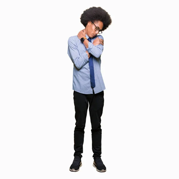 Jonge Afro Amerikaanse Zakenman Met Afro Haar Bril Knuffelen Zich — Stockfoto
