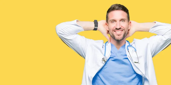 Bonito Médico Homem Vestindo Uniforme Médico Sobre Fundo Isolado Relaxar — Fotografia de Stock