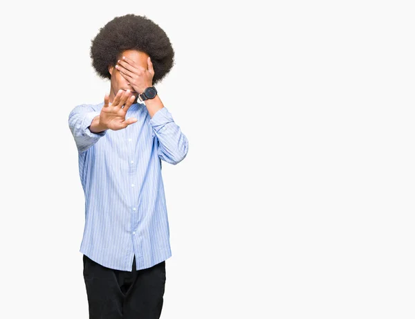 年轻的非洲裔美国人 非洲头发用双手捂住眼睛 用悲伤和恐惧的表情做停止手势 尴尬和消极的概念 — 图库照片