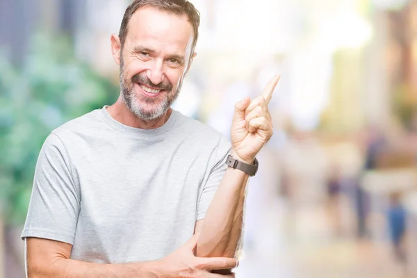 Mezzo Età Anziano Hoary Uomo Sfondo Isolato Con Grande Sorriso — Foto Stock