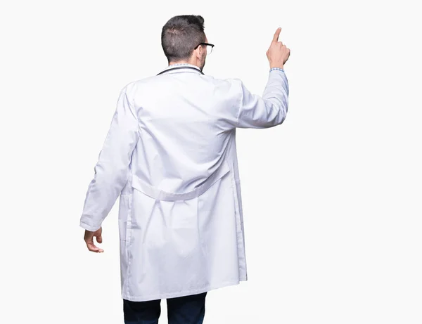 Knappe Jonge Dokter Man Geïsoleerd Background Posing Achteruit Wijzende Achter — Stockfoto