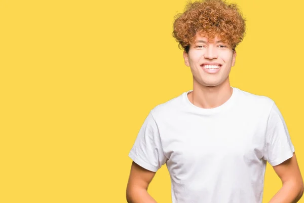 Jonge Knappe Man Met Afro Haar Samen Met Het Dragen — Stockfoto