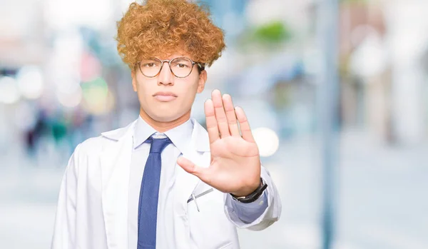 Jovem Cientista Bonito Usando Óculos Fazendo Parar Cantar Com Palma — Fotografia de Stock