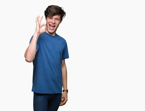 Mladý Pohledný Muž Nosí Modré Tričko Přes Izolované Pozadí Úsměvem — Stock fotografie