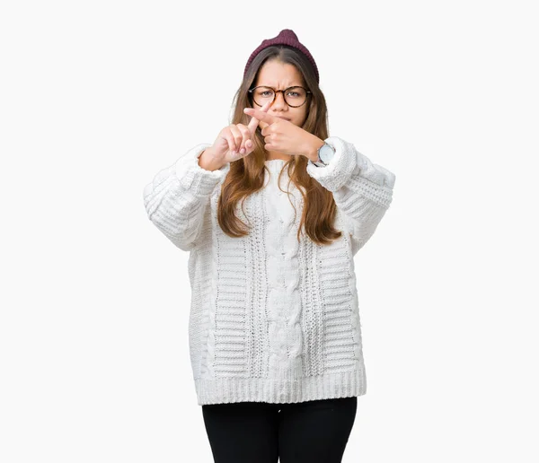 Młoda Piękna Brunetka Hipster Kobieta Noszenia Okularów Czapka Zimowa Białym — Zdjęcie stockowe