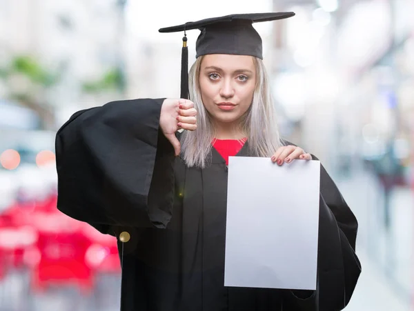 Mladá Blond Žena Postgraduální Uniformě Drží Titul Nad Izolované Pozadí — Stock fotografie