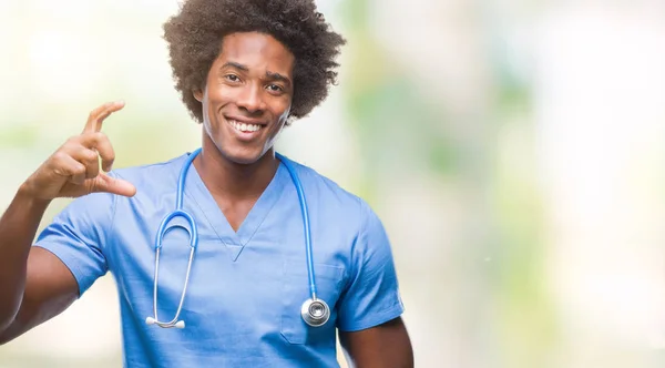 Médico Cirurgião Afro Americano Homem Sobre Fundo Isolado Sorrindo Gestos — Fotografia de Stock