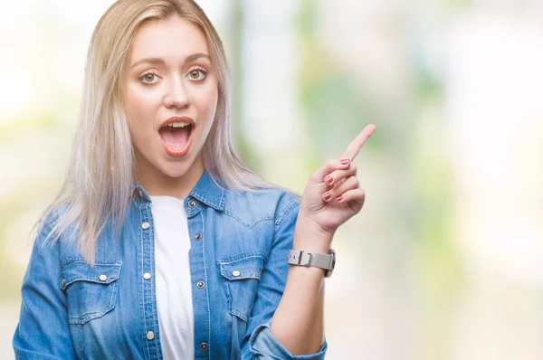 Mujer Rubia Joven Sobre Fondo Aislado Con Una Gran Sonrisa — Foto de Stock