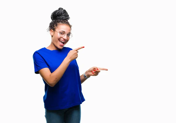 Jovem Trançado Cabelo Afro Americano Menina Vestindo Óculos Sobre Fundo — Fotografia de Stock