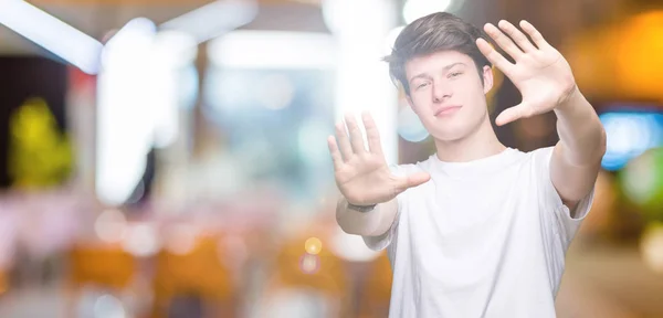 Jovem Bonito Homem Vestindo Casual Branco Shirt Sobre Isolado Fundo — Fotografia de Stock