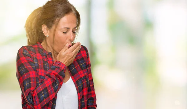 中年成年妇女穿着休闲夹克在孤立的背景感到不适和咳嗽作为症状的感冒或支气管炎 医疗理念 — 图库照片